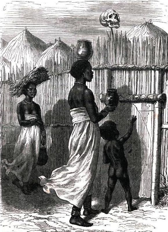 Une femme africaine à l'entrée du village
